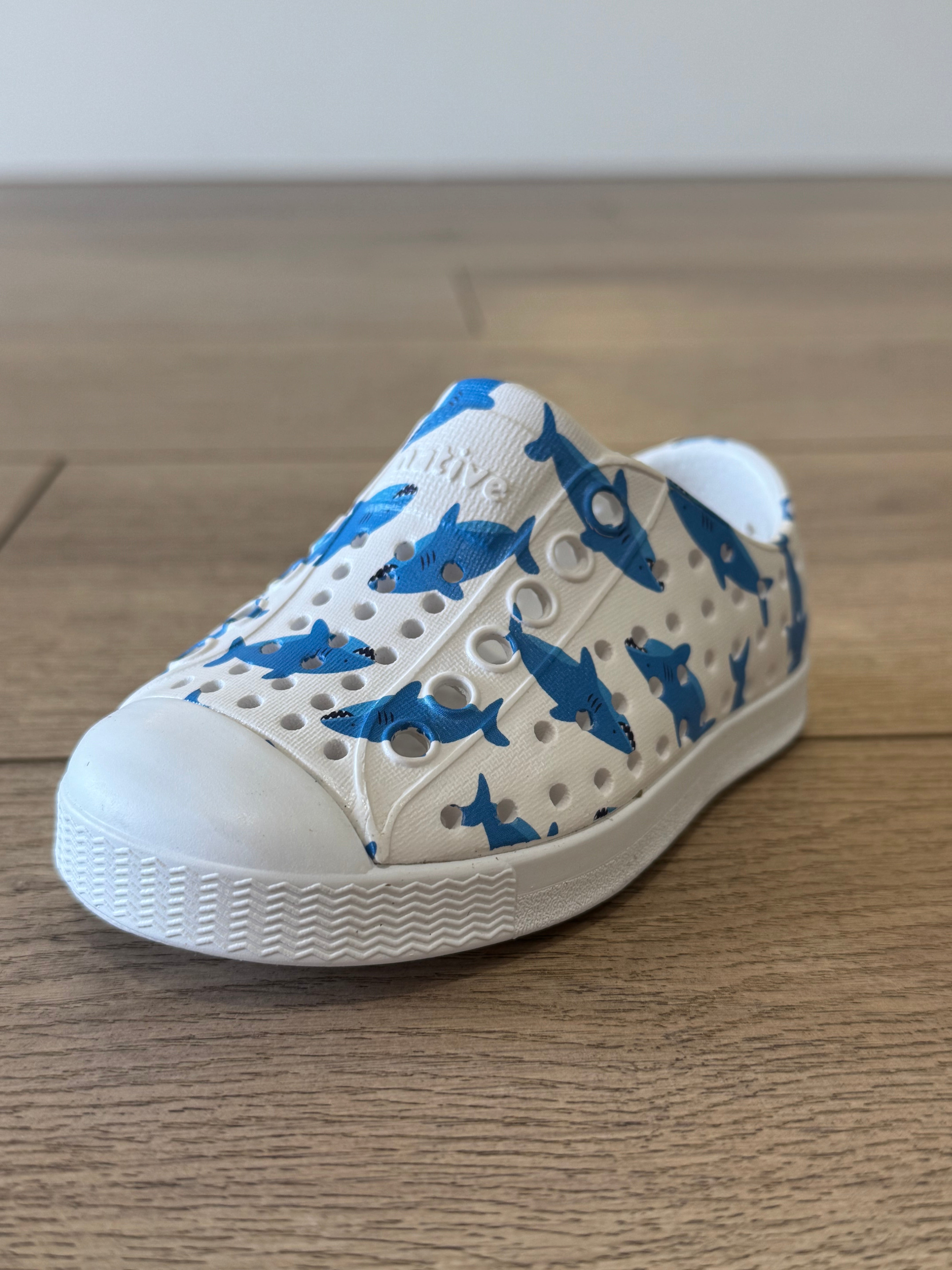 Jefferson Prints - Shell White & Sharks - Size 4