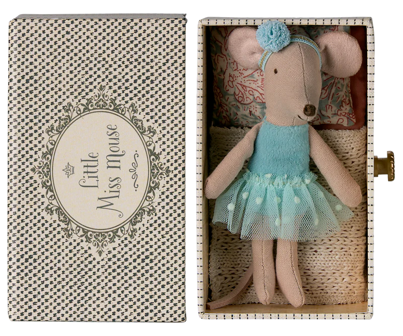 Dance mouse in daybed, Little sister