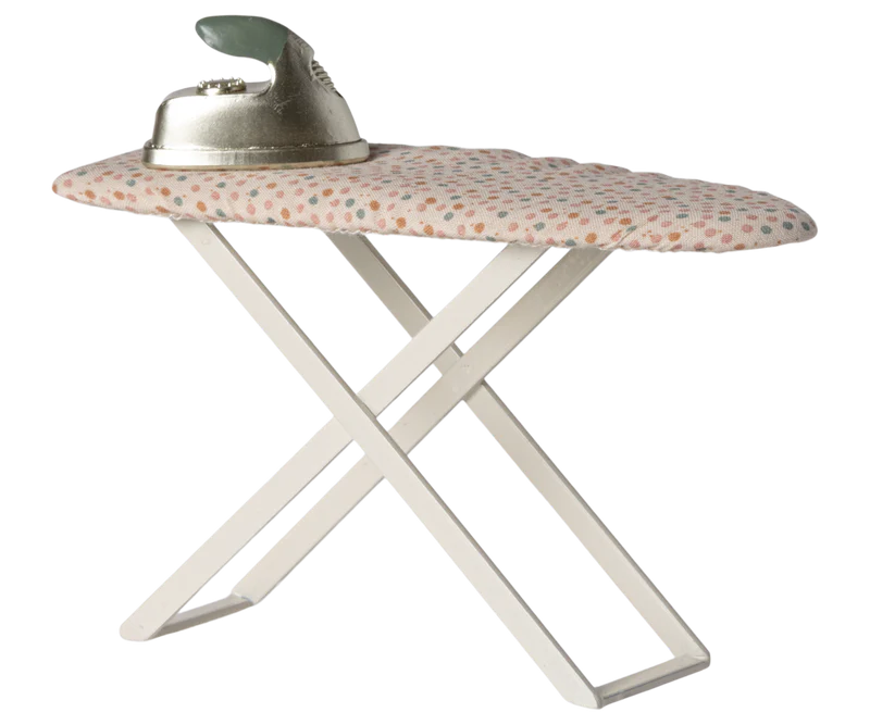 Iron and ironing board, Mouse