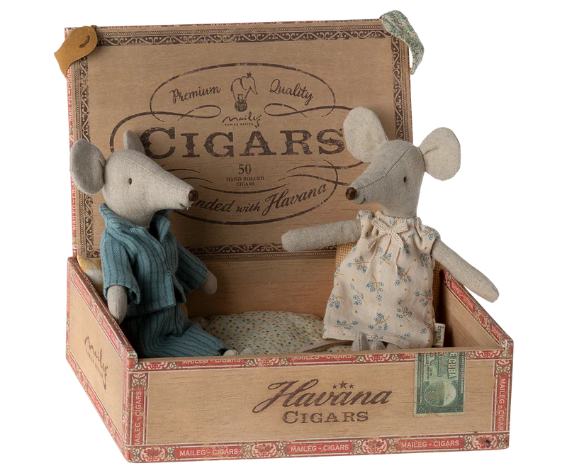 Mum & Dad Mice in Cigar Box