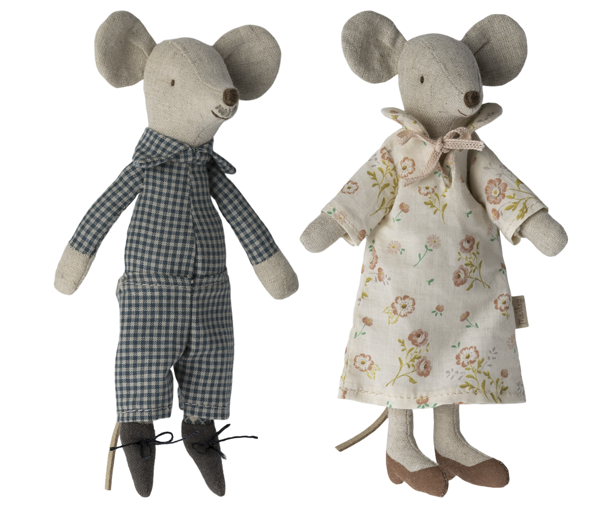 Grandma & Grandpa Mice in Cigar Box