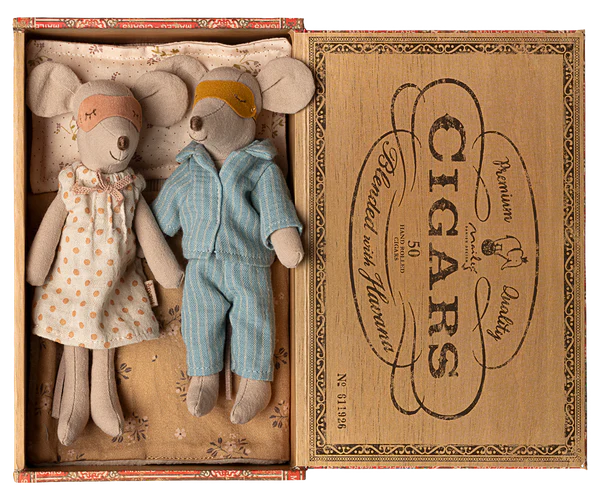 Mum & Dad in Cigarbox